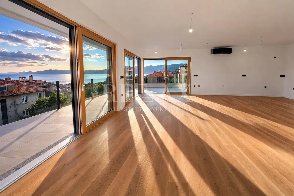 Obývačka; výhľad, drevená podlaha, prirodzené svetlo, po rekonštrukcii