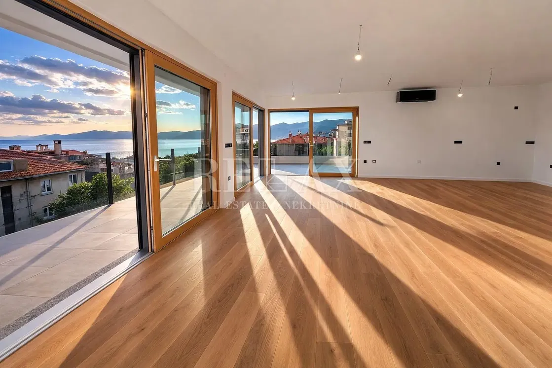 Obývačka; výhľad, drevená podlaha, prirodzené svetlo, po rekonštrukcii