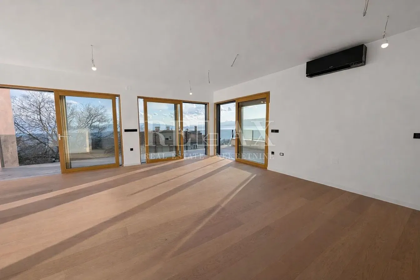 Obývačka; výhľad, drevená podlaha, prirodzené svetlo, po rekonštrukcii