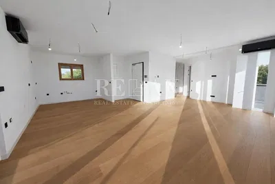 Obývačka; drevená podlaha, prirodzené svetlo, po rekonštrukcii