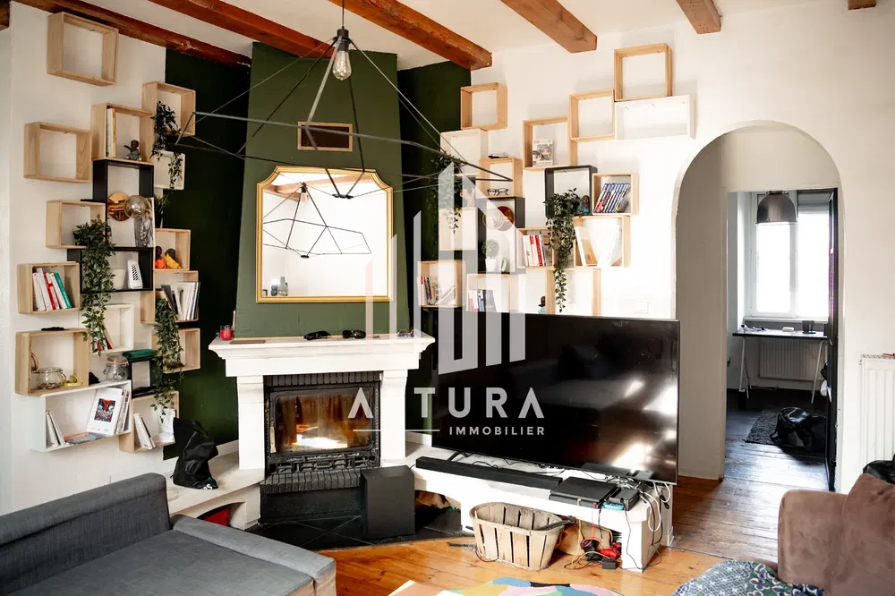 Σαλόνι; τζάκι, ξύλινες δοκούς, φυσικό φως