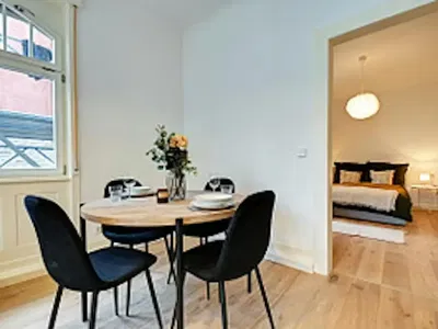 Кухиња; дрвени под, природно светло