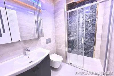 Μπάνιο; πλακάκια, ανακαινισμένο, φυσικό φως, μοντέρνο στυλ