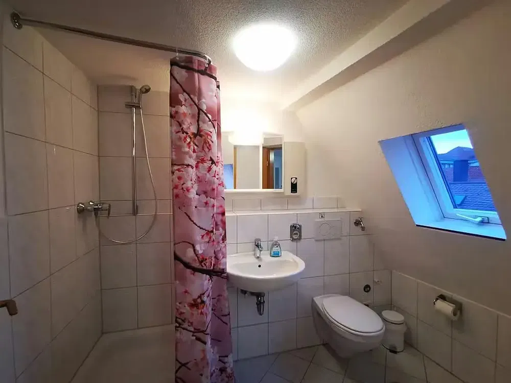 Aseo; suelo de baldosas, luz natural