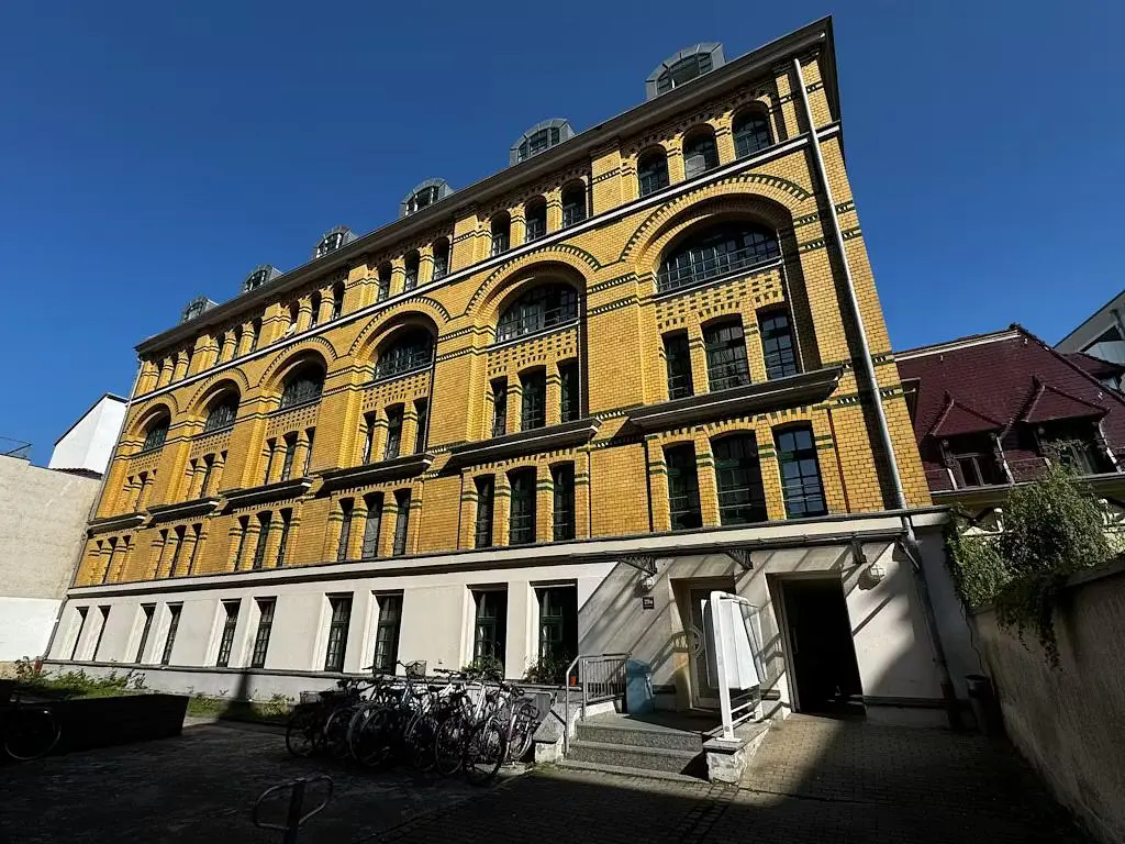 Къща и околности