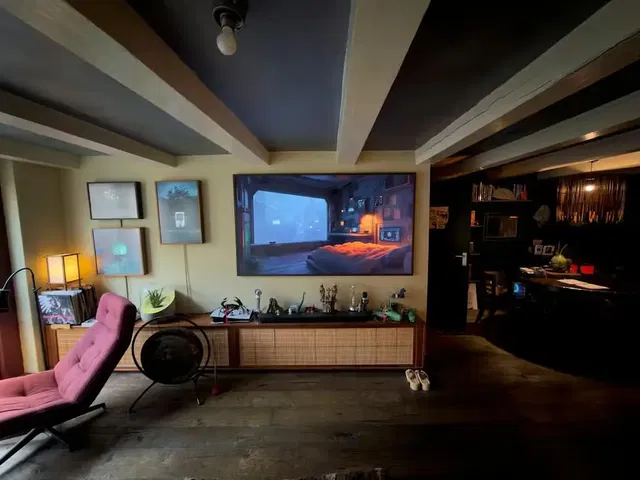 Wohnzimmer; moderner stil, holzbalken, tageslicht, dunkles interieur