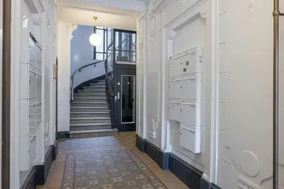 Garderobe; hohe decken, tageslicht