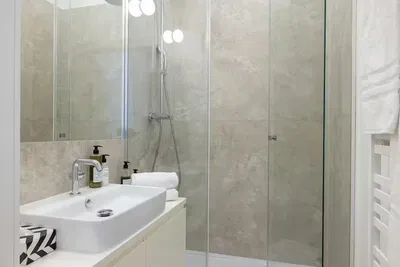 Badezimmer; fliesenboden, tageslicht, renoviert