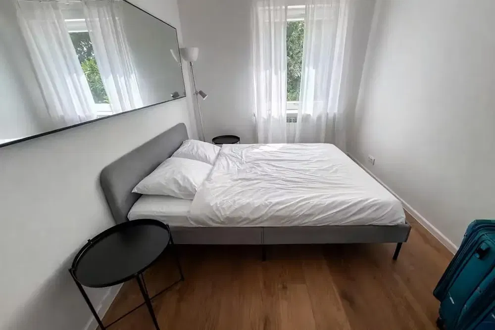 Chambre; lumière naturelle, parquet, style moderne