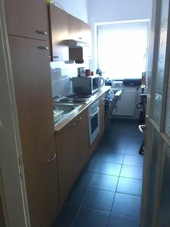 Κουζίνα; συσκευές κουζίνας, πλακάκια, φυσικό φως