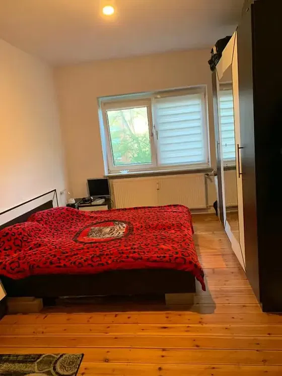 Schlafzimmer; holzboden, tageslicht