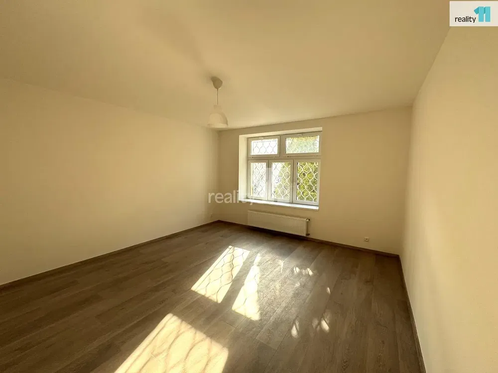 Ložnice; dřevěná podlaha, přirozené světlo