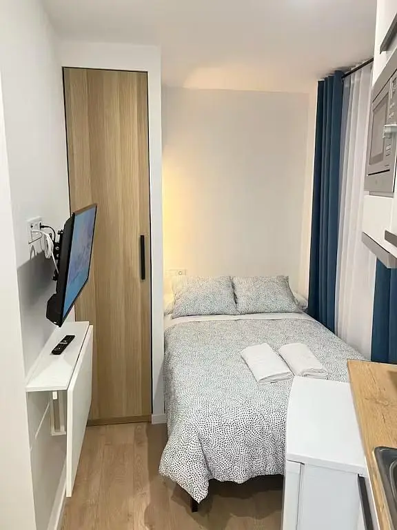 Spavaća soba; drveni pod, prirodna svjetlost