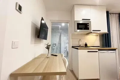 Кухня; кухненски уреди, умни устройства, плочки, ремонтиран, естествена светлина, модерен стил