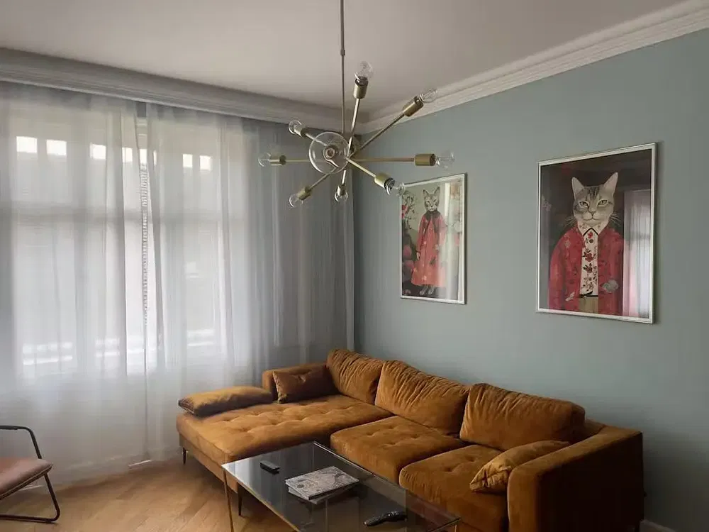 Salon; style moderne, parquet, lumière naturelle