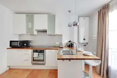 Cuisine; électroménager, carrelage, lumière naturelle, style moderne