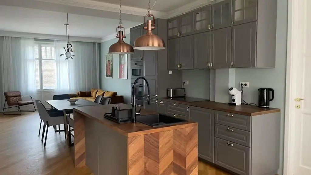 Küche; küchengeräte, tageslicht, moderner stil, holzboden