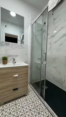 Salle de bain; carrelage, rénové, lumière naturelle, style moderne