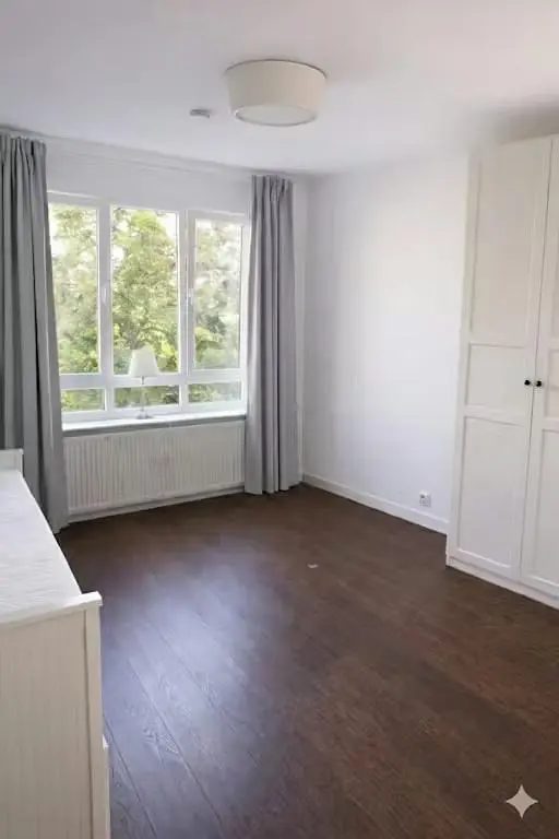 Chambre; lumière naturelle, parquet