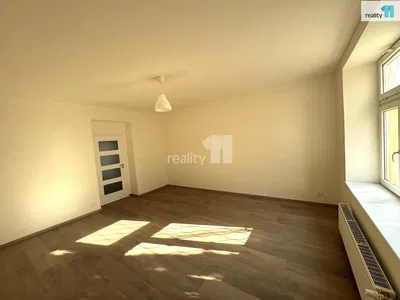 Obývací pokoj; přirozené světlo, dřevěná podlaha, po rekonstrukci