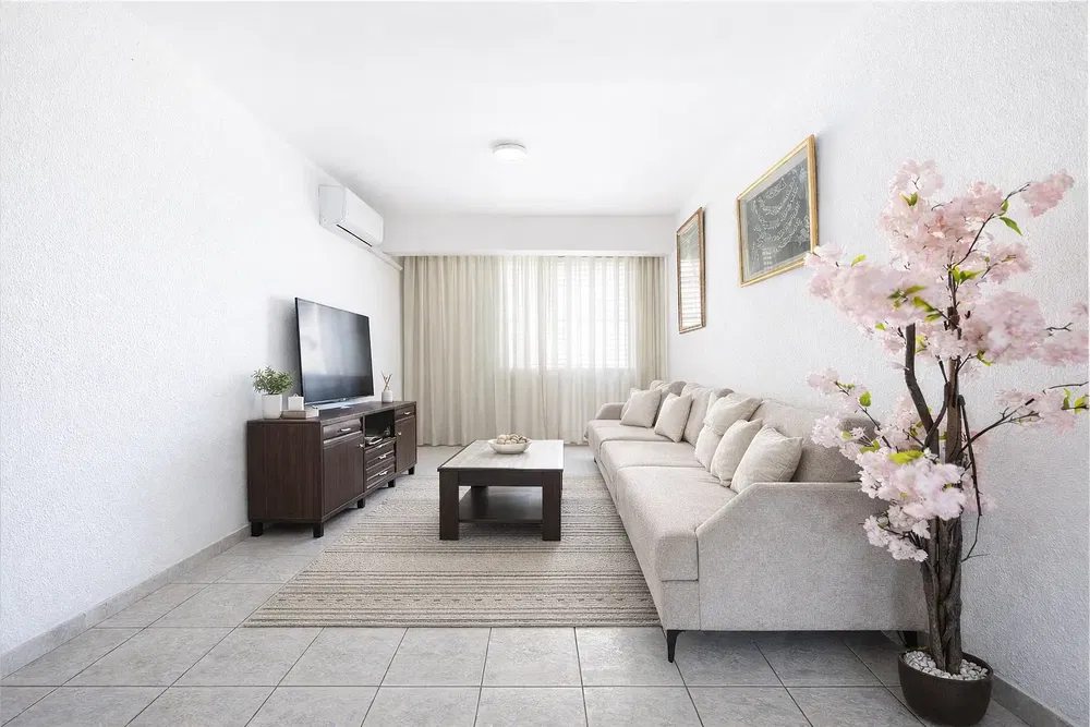 Salon; carrelage, lumière naturelle, style moderne