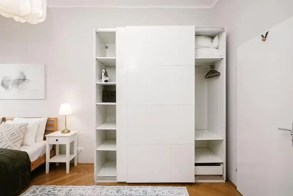 Schlafzimmer; holzboden, tageslicht, moderner stil