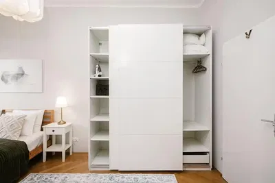 Schlafzimmer; holzboden, tageslicht, moderner stil