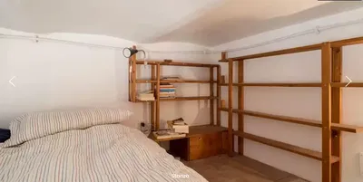 Ložnice; dřevěné trámy, přirozené světlo, rustikální styl