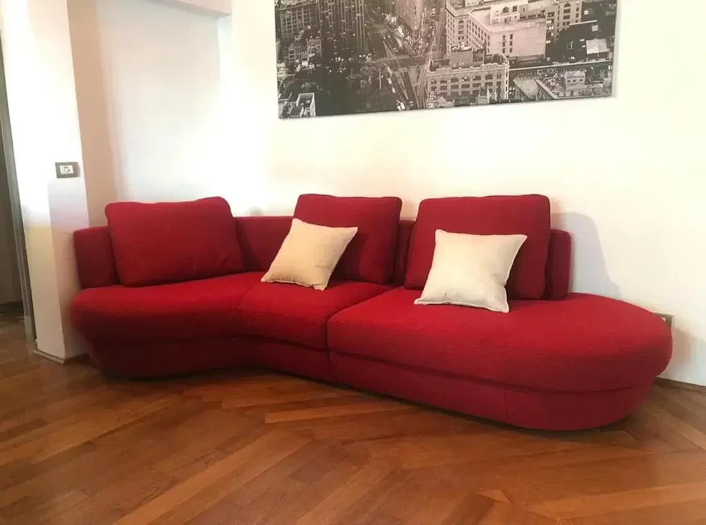 Obývací pokoj; dřevěná podlaha, přirozené světlo