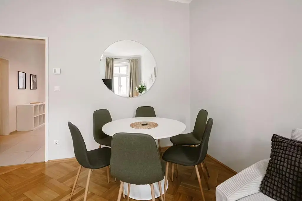 Wohnzimmer; holzboden, tageslicht, moderner stil