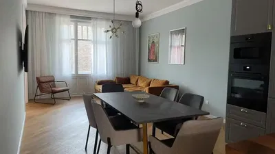 Woonkamer; houten vloer, natuurlijk licht, moderne stijl