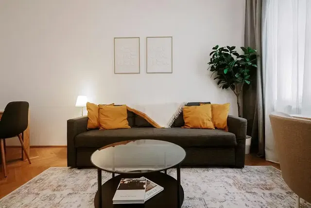 Woonkamer; natuurlijk licht, moderne stijl, houten vloer