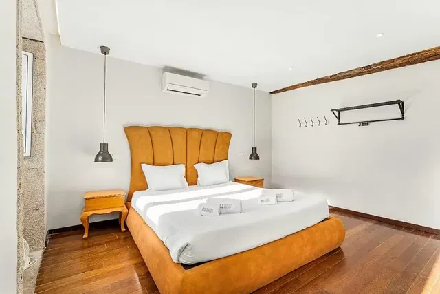 Camera da letto; pavimento in legno, luce naturale