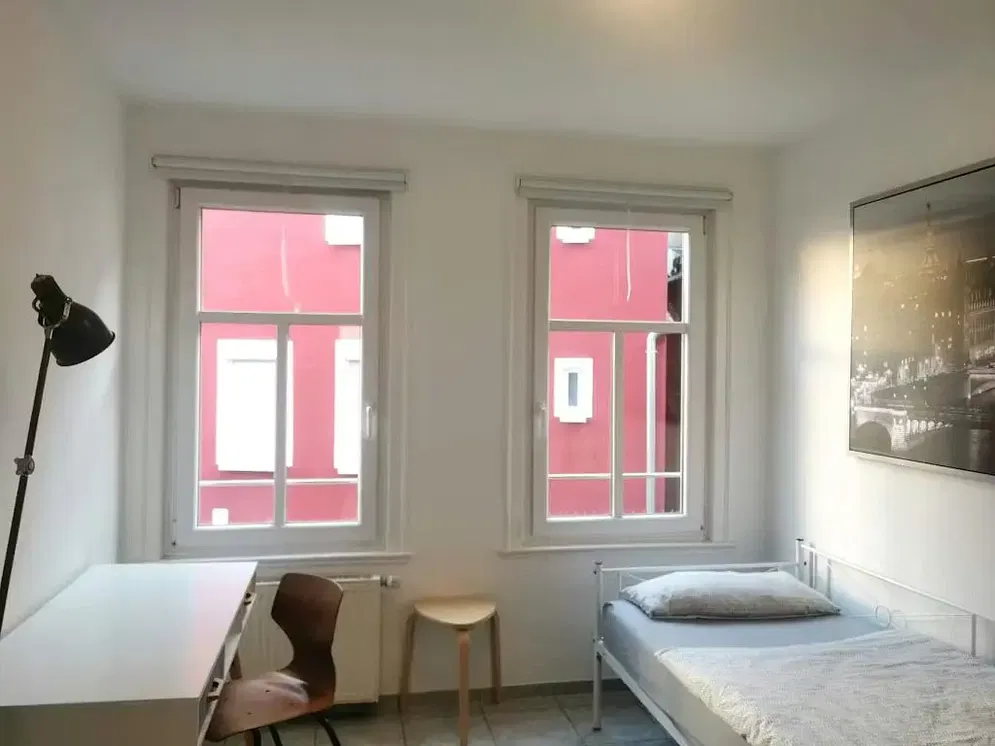 Dormitorio; luz natural, suelo de baldosas