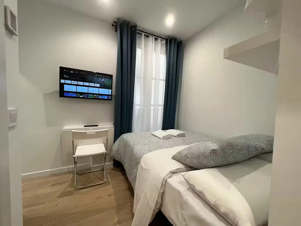 Spavaća soba; drveni pod, prirodna svjetlost, moderan stil