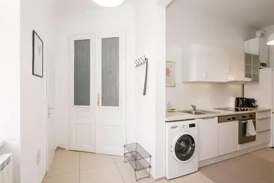 Κουζίνα; πλακάκια, συσκευές κουζίνας, φυσικό φως