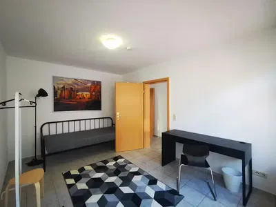 Dormitorio; suelo de baldosas, luz natural