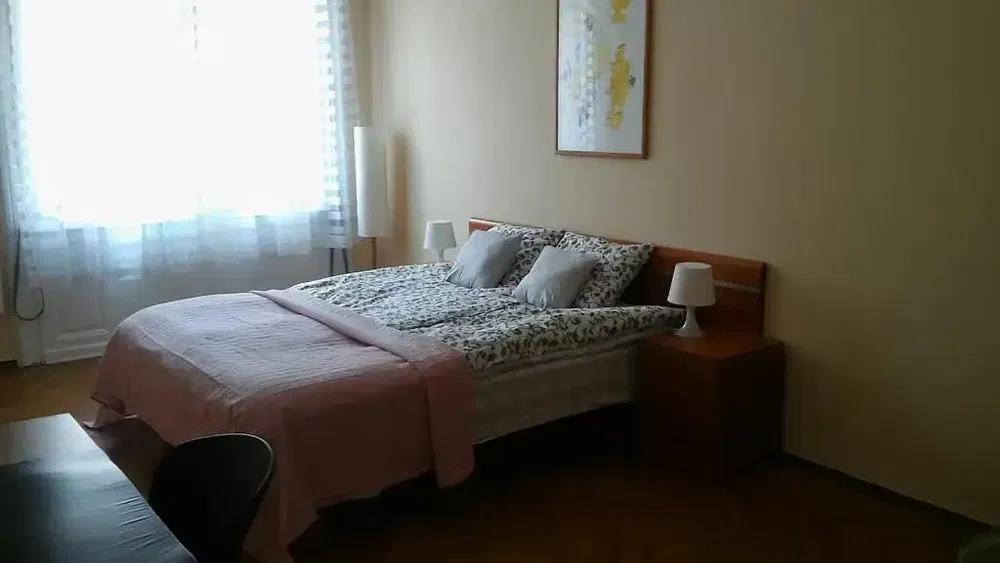 Spavaća soba; prirodna svjetlost, moderan stil