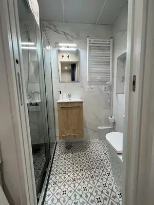 Kupaonica; pločice, prirodna svjetlost, renoviran