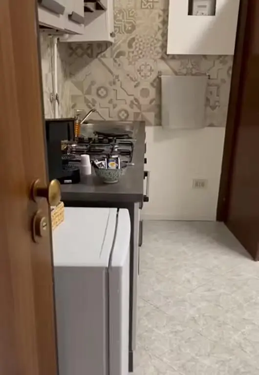 Cucina; elettrodomestici, pavimento in piastrelle