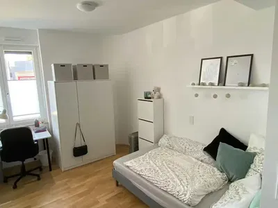 Sypialnia; podłoga drewniana, światło dzienne