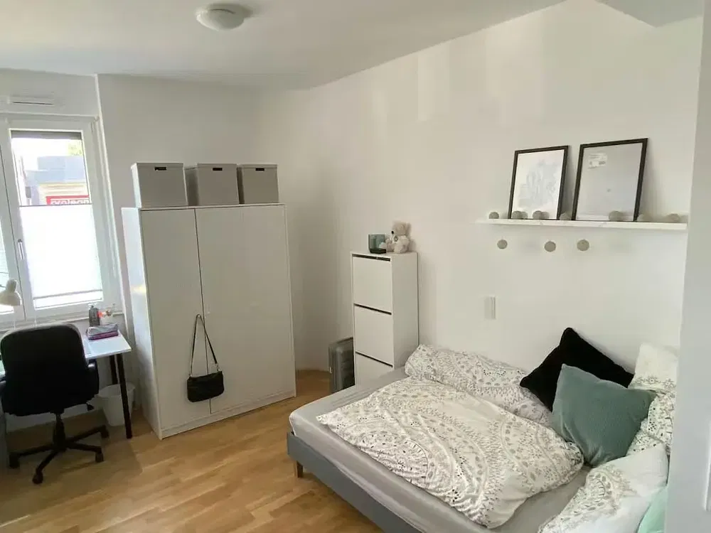 Slaapkamer; houten vloer, natuurlijk licht