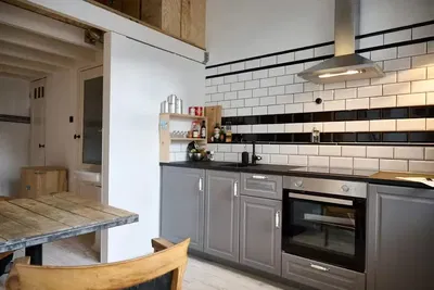 Keuken; keukenapparatuur, moderne stijl, natuurlijk licht, houten vloer
