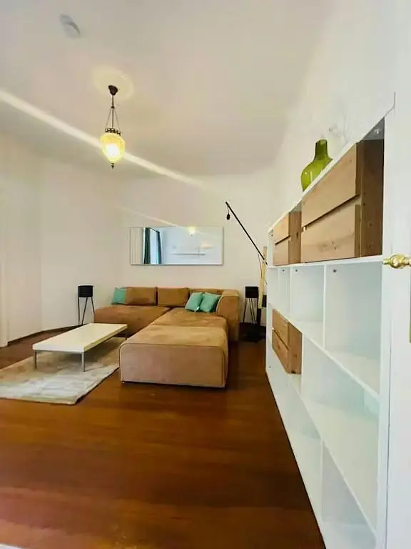 Obývačka; drevená podlaha, prirodzené svetlo, moderný štýl