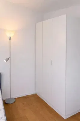 Υπνοδωμάτιο; ξύλινο πάτωμα, φυσικό φως