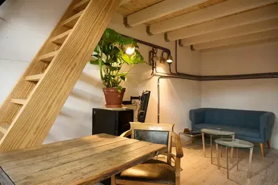 Woonkamer; houten vloer, houten balken, natuurlijk licht, rustieke stijl