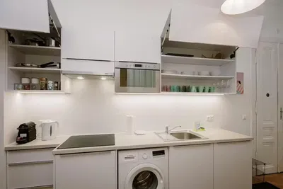 Keuken; keukenapparatuur, natuurlijk licht, moderne stijl