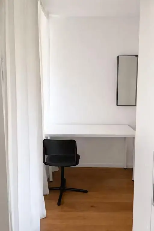 Chamber; wood floor, natural light