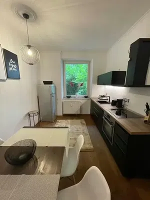 Küche; küchengeräte, holzboden, tageslicht, moderner stil