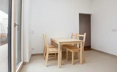 Eetkamer; tegelvloer, natuurlijk licht